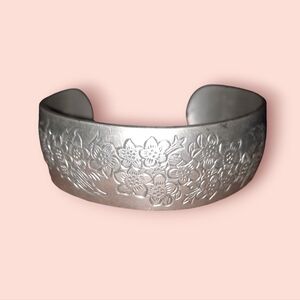 Kirk stieff pewter larkspur cuff engraved floral bracelet Signed Vintage